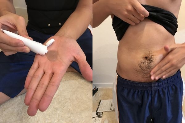 VアップシェイパーEMSの電気を効率よく通すためのアップマグマジェルをお腹に塗っている写真