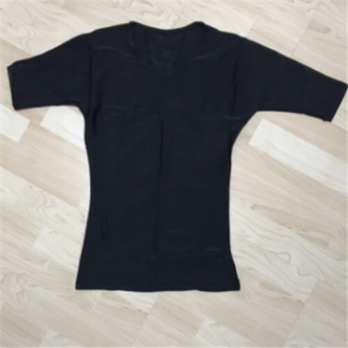 シックスチェンジのシャツの形状(胴の細さ)を伝える写真